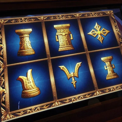 Abenteuer-Themen-Slot mit blau-goldenen Visuals und gl&uuml;henden Walzen im Casea Casino