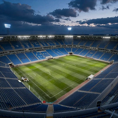 Fu&szlig;ballstadion bei D&auml;mmerung mit blauen Flutlichtern f&uuml;r Bundesliga Sportwetten